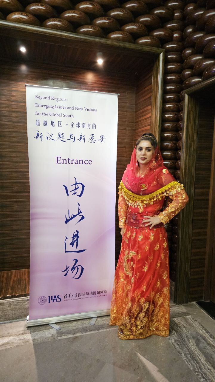 خاتوونێکی مەهابادی بەجلوبەرگی کوردی بەشداری کۆنفرانسێک لە گەورەترین زانکۆی چین دەکات